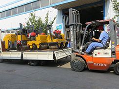 福瑞得機(jī)械4臺(tái)小型壓路機(jī)裝車(chē)發(fā)往河南。